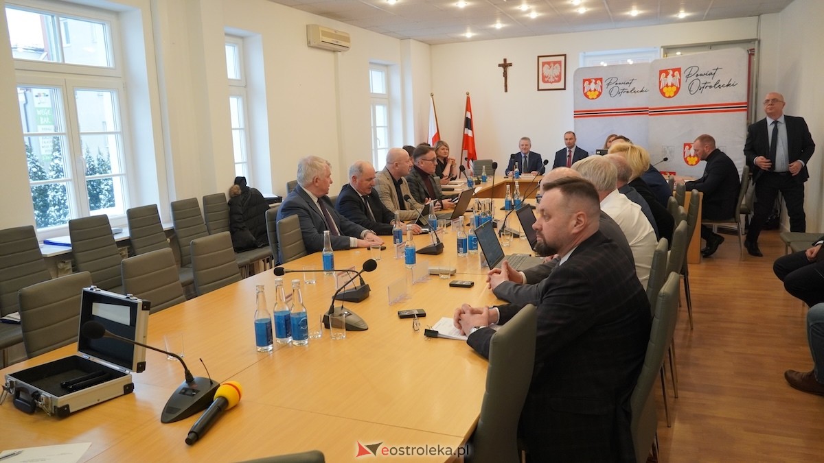 Trwa XXIV sesja Rady Powiatu w Ostrołęce [15.01.2026] - zdjęcie #51 - eOstroleka.pl