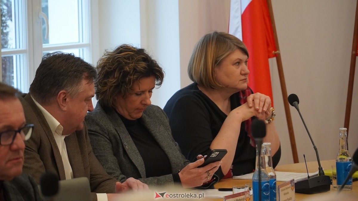 Trwa XXIV sesja Rady Powiatu w Ostrołęce [15.01.2026] - zdjęcie #48 - eOstroleka.pl