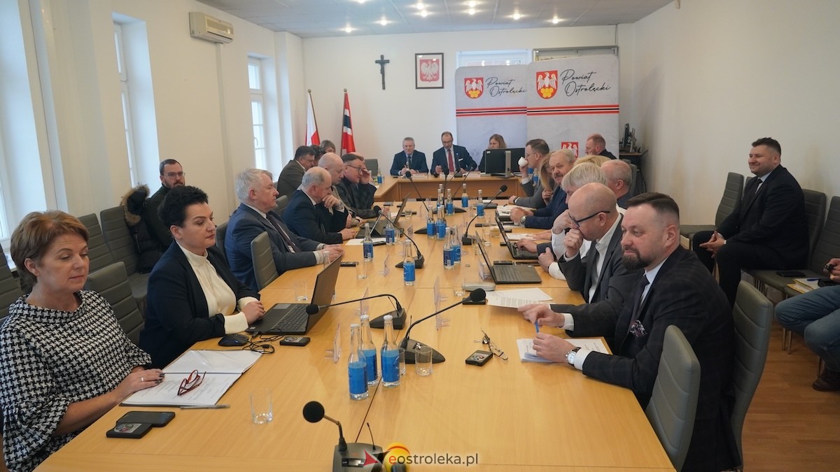 Trwa XXIV sesja Rady Powiatu w Ostrołęce [15.01.2026] - zdjęcie #4 - eOstroleka.pl