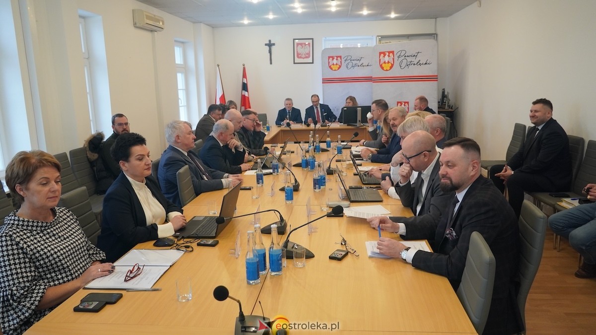 Trwa XXIV sesja Rady Powiatu w Ostrołęce [15.01.2026] - zdjęcie #3 - eOstroleka.pl