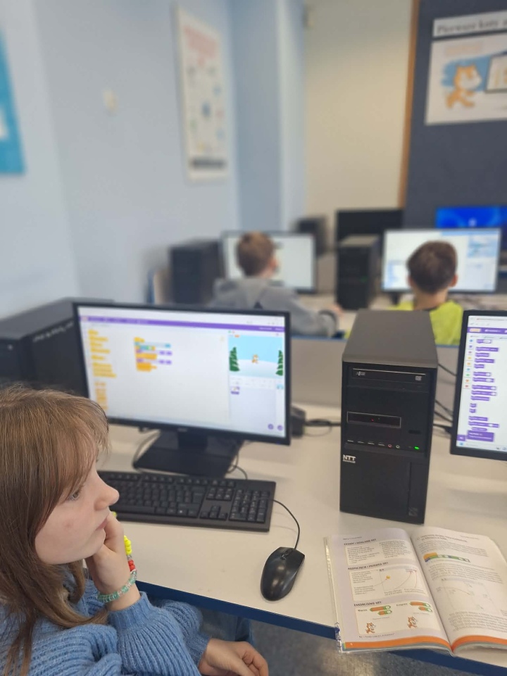 Bezpieczne ferie – programujemy w Scratchu w SP 10 w Ostrołęce - zdjęcie #13 - eOstroleka.pl