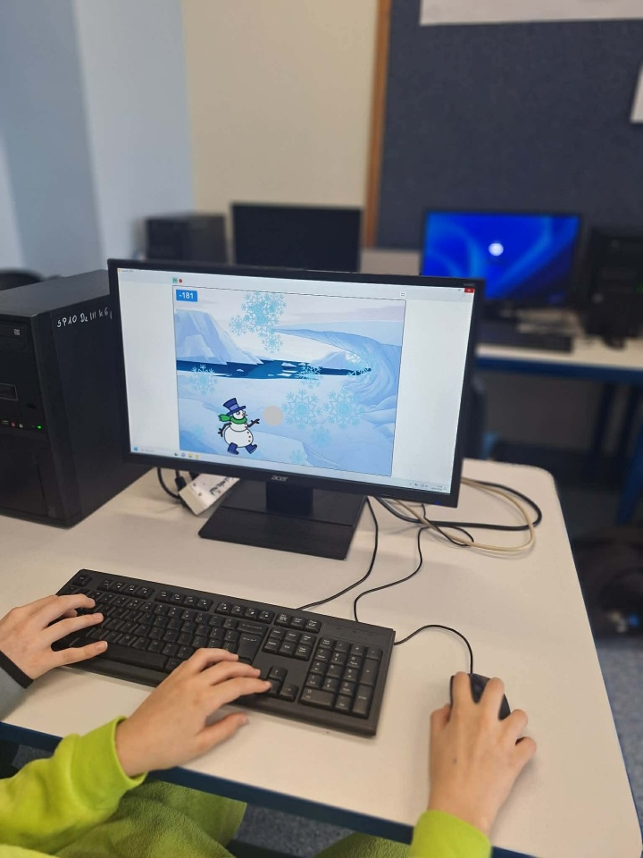 Bezpieczne ferie – programujemy w Scratchu w SP 10 w Ostrołęce - zdjęcie #12 - eOstroleka.pl