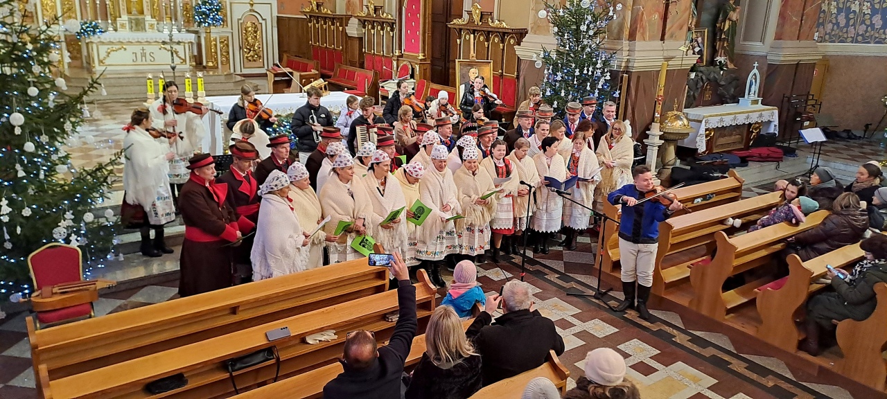 Koncert pastorałek ku czci ks. Władysława Skierkowskiego w Kadzidle [18.01.2026] - zdjęcie #17 - eOstroleka.pl