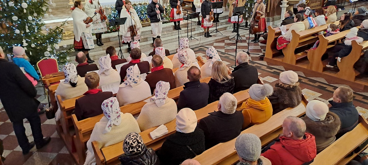 Koncert pastorałek ku czci ks. Władysława Skierkowskiego w Kadzidle [18.01.2026] - zdjęcie #14 - eOstroleka.pl