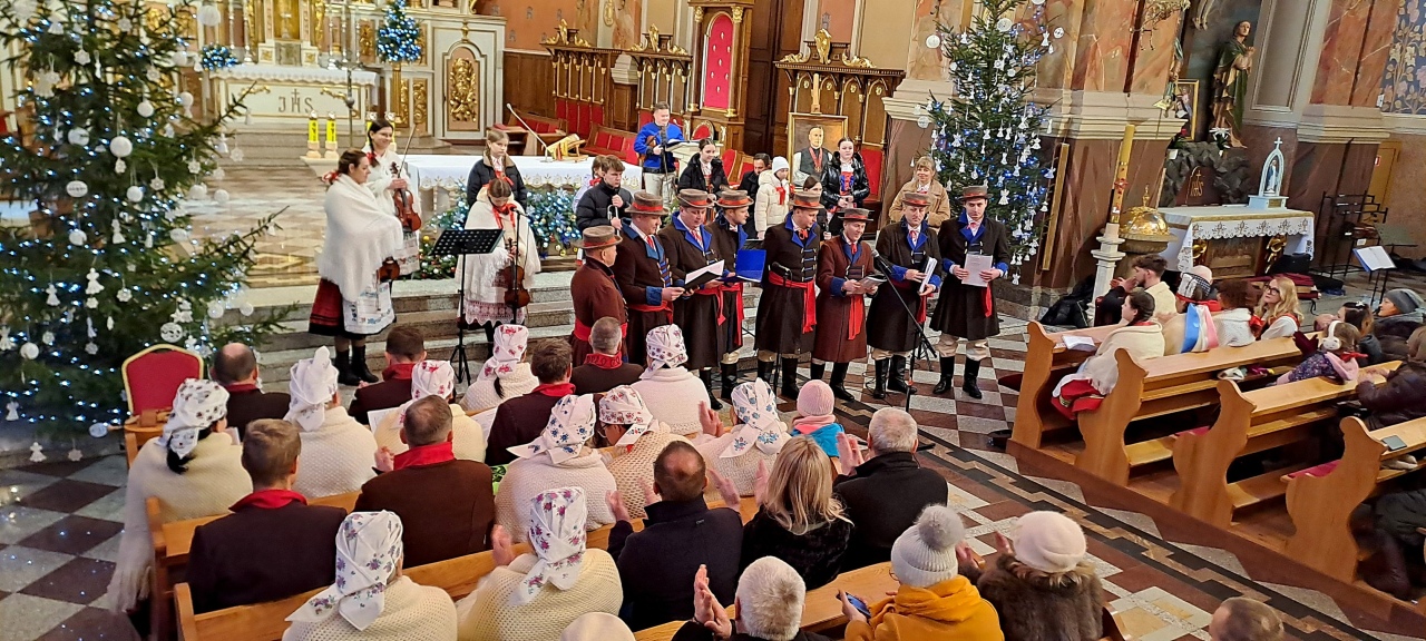 Koncert pastorałek ku czci ks. Władysława Skierkowskiego w Kadzidle [18.01.2026] - zdjęcie #13 - eOstroleka.pl