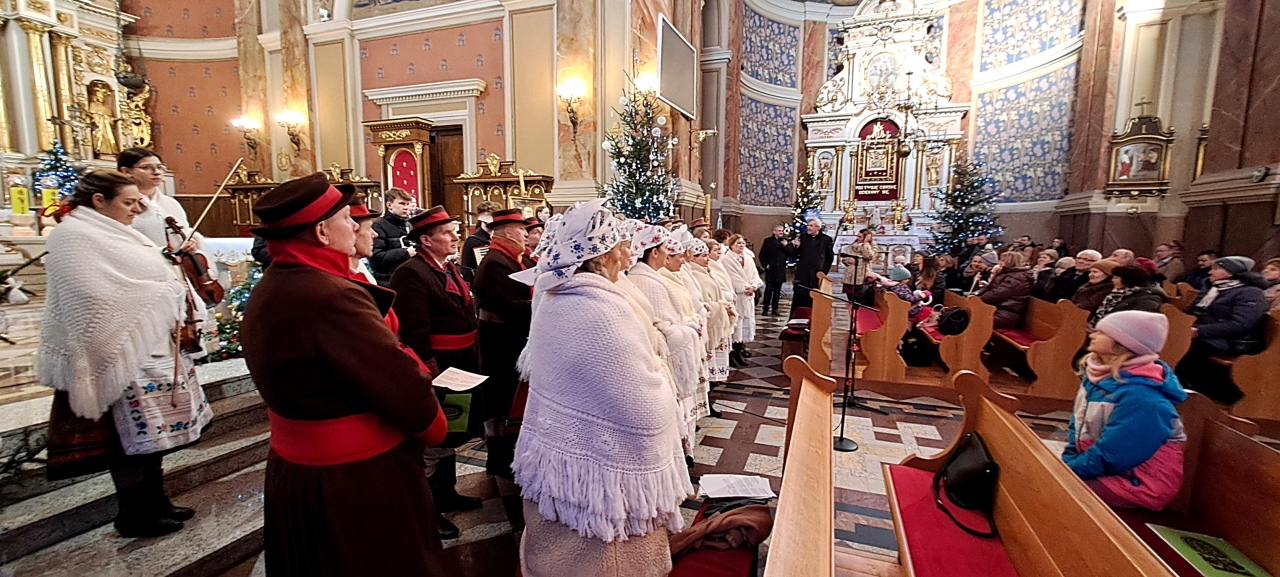 Koncert pastorałek ku czci ks. Władysława Skierkowskiego w Kadzidle [18.01.2026] - zdjęcie #11 - eOstroleka.pl