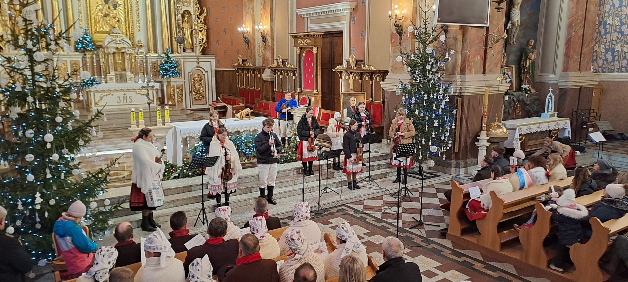 Koncert pastorałek ku czci ks. Władysława Skierkowskiego w Kadzidle [18.01.2026] - zdjęcie #9 - eOstroleka.pl