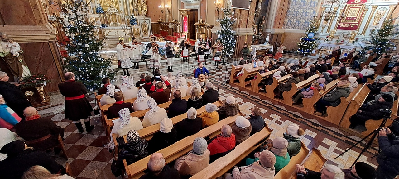 Koncert pastorałek ku czci ks. Władysława Skierkowskiego w Kadzidle [18.01.2026] - zdjęcie #7 - eOstroleka.pl
