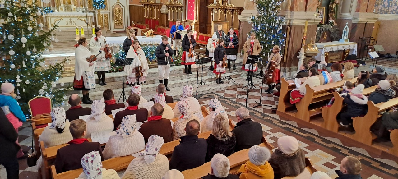 Koncert pastorałek ku czci ks. Władysława Skierkowskiego w Kadzidle [18.01.2026] - zdjęcie #6 - eOstroleka.pl