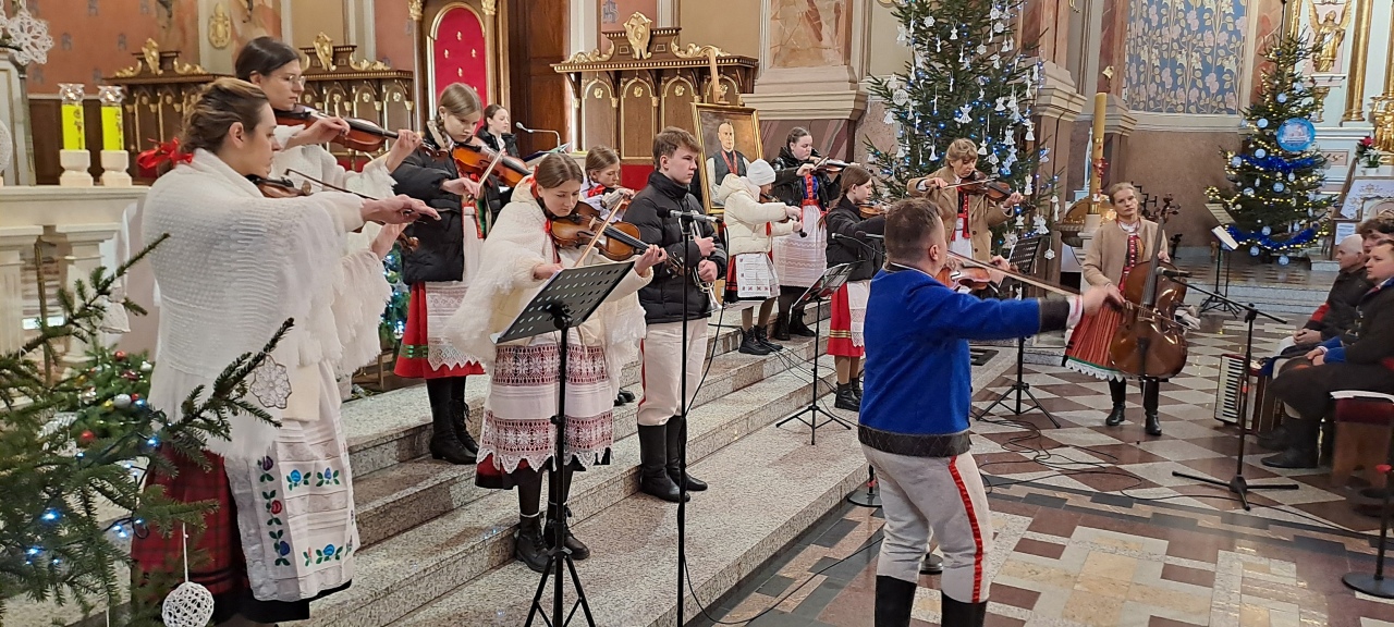 Koncert pastorałek ku czci ks. Władysława Skierkowskiego w Kadzidle [18.01.2026] - zdjęcie #2 - eOstroleka.pl