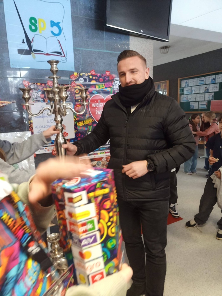 Przedfinał WOŚP w SP nr 5. Rekordowa licytacja świeczników! Fot. SP nr 5[16.01.2026] - zdjęcie #9 - eOstroleka.pl