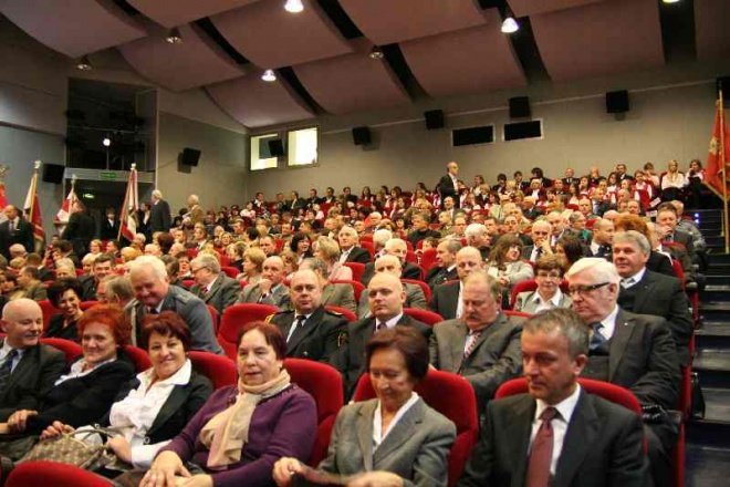 Uroczysta Sesja Rady Miasta: Medale, odznaczenia i zaprzysiężenie nowego radnego [11.XI.2011] - zdjęcie #32 - eOstroleka.pl