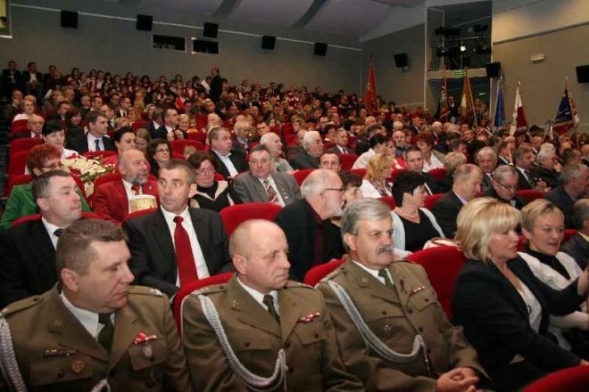 Uroczysta Sesja Rady Miasta: Medale, odznaczenia i zaprzysiężenie nowego radnego [11.XI.2011] - zdjęcie #30 - eOstroleka.pl