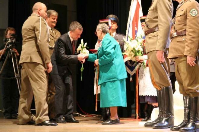 Uroczysta Sesja Rady Miasta: Medale, odznaczenia i zaprzysiężenie nowego radnego [11.XI.2011] - zdjęcie #21 - eOstroleka.pl