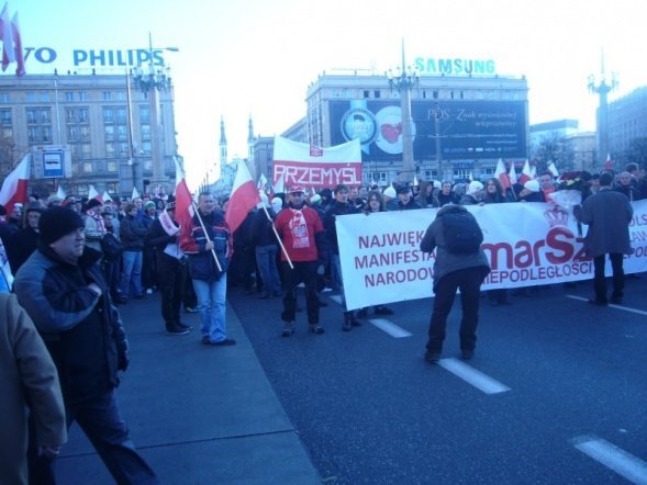 Marsz Niepodległości 2011: „Gazeta Wyborcza, wzywająca od wielu dni do blokady, przeliczyła się” [11.XI.2011]  - zdjęcie #2 - eOstroleka.pl