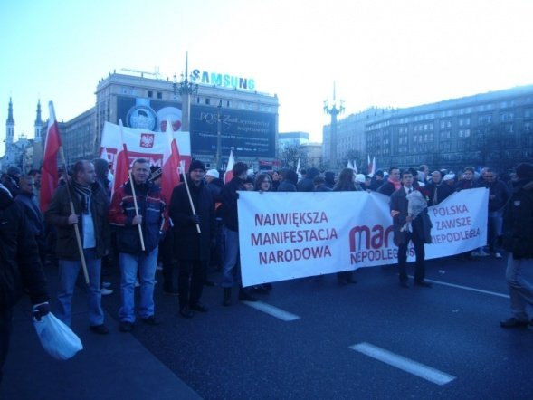 Marsz Niepodległości 2011: „Gazeta Wyborcza, wzywająca od wielu dni do blokady, przeliczyła się” [11.XI.2011]  - zdjęcie #4 - eOstroleka.pl