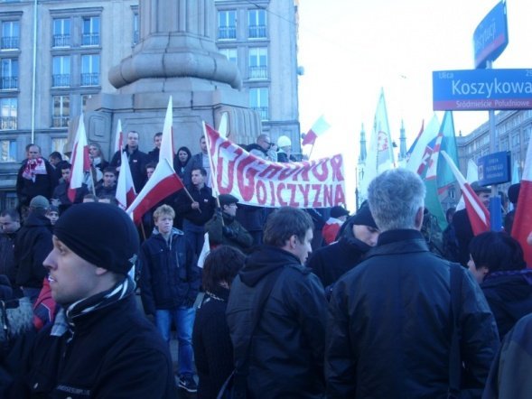 Marsz Niepodległości 2011: „Gazeta Wyborcza, wzywająca od wielu dni do blokady, przeliczyła się” [11.XI.2011]  - zdjęcie #9 - eOstroleka.pl