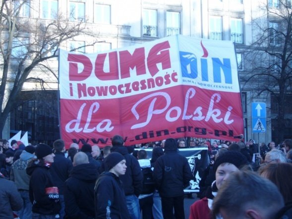 Marsz Niepodległości 2011: „Gazeta Wyborcza, wzywająca od wielu dni do blokady, przeliczyła się” [11.XI.2011]  - zdjęcie #11 - eOstroleka.pl