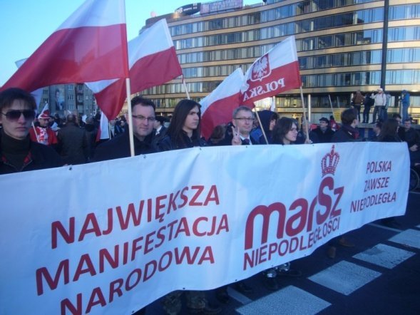 Marsz Niepodległości 2011: „Gazeta Wyborcza, wzywająca od wielu dni do blokady, przeliczyła się” [11.XI.2011]  - zdjęcie #20 - eOstroleka.pl