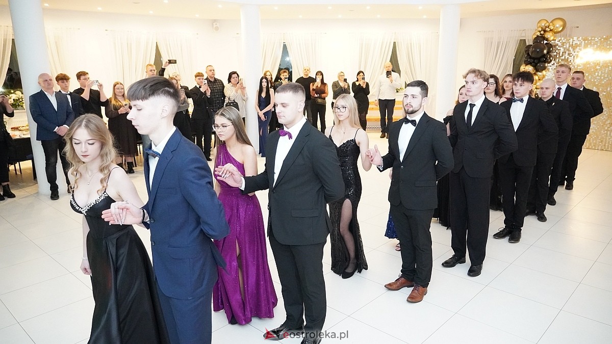 Studniówka uczniów I LO CN-B im. Polskich Spadochroniarzy w Ostrołęce [24.01.2026]] - zdjęcie #137 - eOstroleka.pl