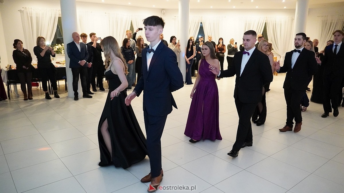 Studniówka uczniów I LO CN-B im. Polskich Spadochroniarzy w Ostrołęce [24.01.2026]] - zdjęcie #131 - eOstroleka.pl