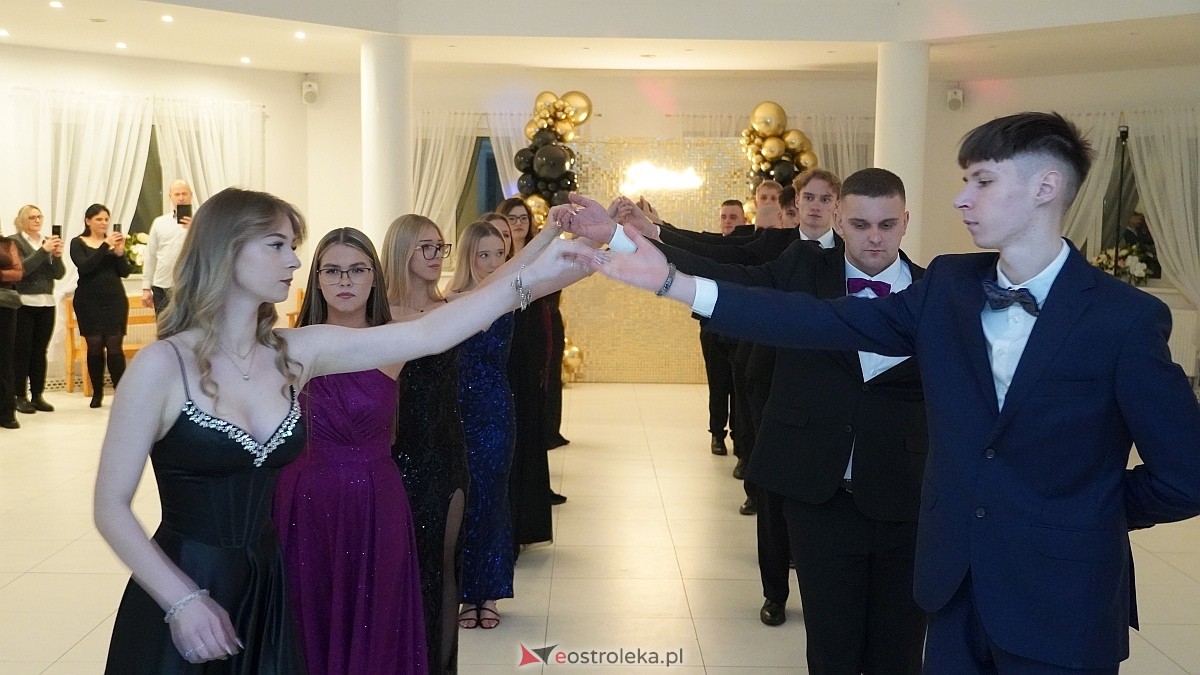 Studniówka uczniów I LO CN-B im. Polskich Spadochroniarzy w Ostrołęce [24.01.2026]] - zdjęcie #125 - eOstroleka.pl