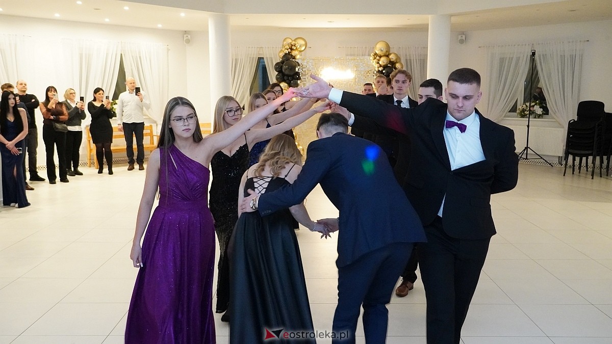 Studniówka uczniów I LO CN-B im. Polskich Spadochroniarzy w Ostrołęce [24.01.2026]] - zdjęcie #124 - eOstroleka.pl