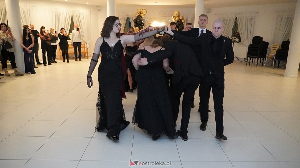 Studniówka uczniów I LO CN-B im. Polskich Spadochroniarzy w Ostrołęce [24.01.2026]] - zdjęcie #122 - eOstroleka.pl