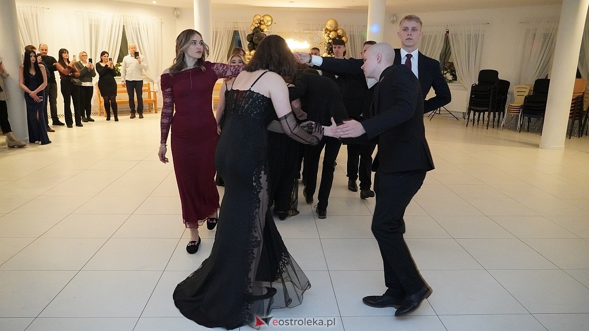 Studniówka uczniów I LO CN-B im. Polskich Spadochroniarzy w Ostrołęce [24.01.2026]] - zdjęcie #121 - eOstroleka.pl