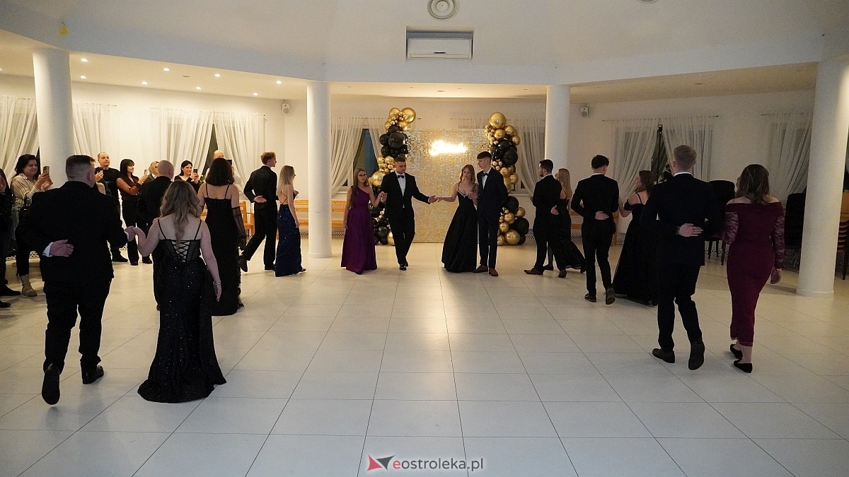 Studniówka uczniów I LO CN-B im. Polskich Spadochroniarzy w Ostrołęce [24.01.2026]] - zdjęcie #119 - eOstroleka.pl