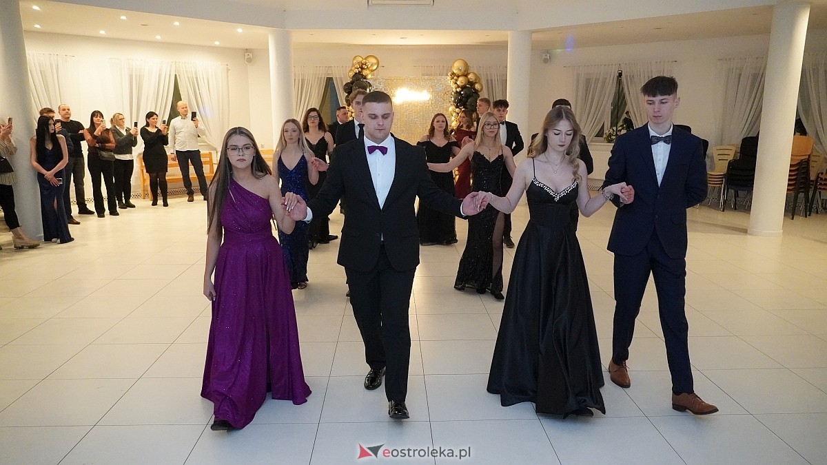 Studniówka uczniów I LO CN-B im. Polskich Spadochroniarzy w Ostrołęce [24.01.2026]] - zdjęcie #116 - eOstroleka.pl