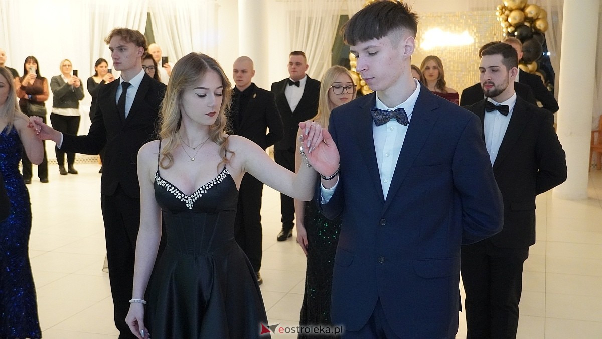 Studniówka uczniów I LO CN-B im. Polskich Spadochroniarzy w Ostrołęce [24.01.2026]] - zdjęcie #112 - eOstroleka.pl