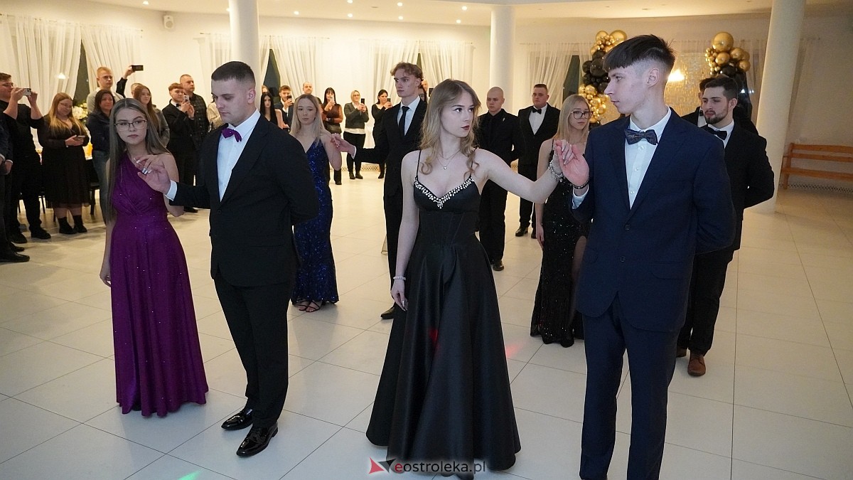 Studniówka uczniów I LO CN-B im. Polskich Spadochroniarzy w Ostrołęce [24.01.2026]] - zdjęcie #111 - eOstroleka.pl