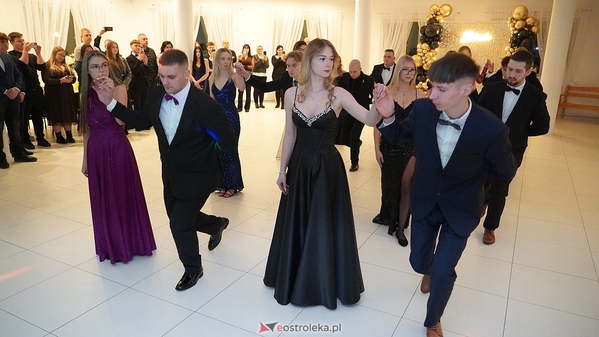 Studniówka uczniów I LO CN-B im. Polskich Spadochroniarzy w Ostrołęce [24.01.2026]] - zdjęcie #110 - eOstroleka.pl