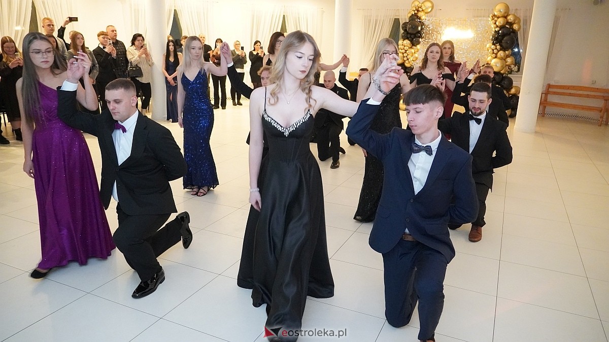 Studniówka uczniów I LO CN-B im. Polskich Spadochroniarzy w Ostrołęce [24.01.2026]] - zdjęcie #109 - eOstroleka.pl