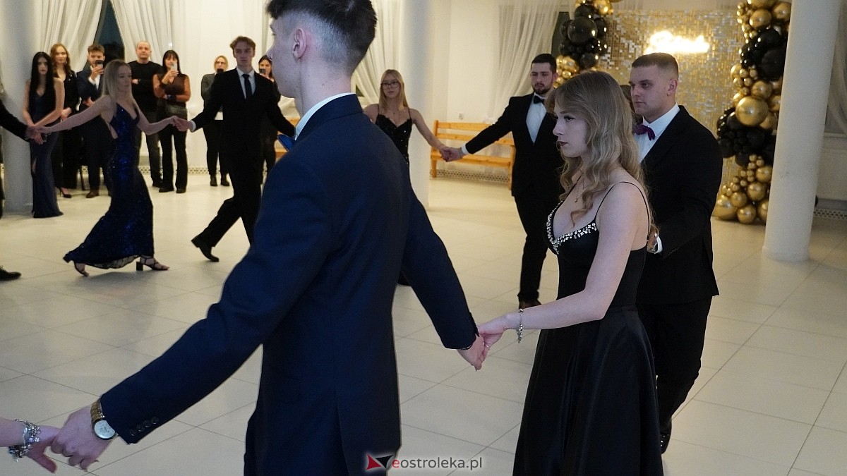 Studniówka uczniów I LO CN-B im. Polskich Spadochroniarzy w Ostrołęce [24.01.2026]] - zdjęcie #105 - eOstroleka.pl