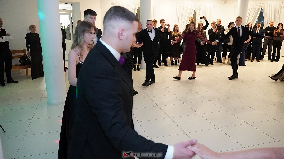 Studniówka uczniów I LO CN-B im. Polskich Spadochroniarzy w Ostrołęce [24.01.2026]] - zdjęcie #101 - eOstroleka.pl