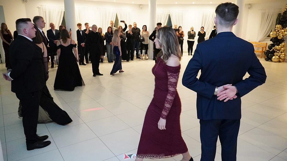 Studniówka uczniów I LO CN-B im. Polskich Spadochroniarzy w Ostrołęce [24.01.2026]] - zdjęcie #98 - eOstroleka.pl