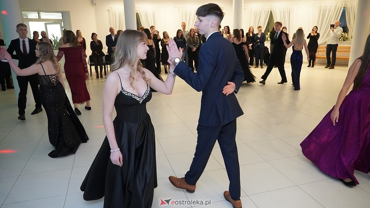 Studniówka uczniów I LO CN-B im. Polskich Spadochroniarzy w Ostrołęce [24.01.2026]] - zdjęcie #95 - eOstroleka.pl