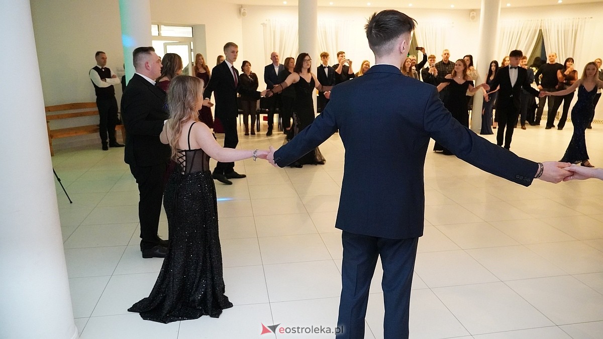 Studniówka uczniów I LO CN-B im. Polskich Spadochroniarzy w Ostrołęce [24.01.2026]] - zdjęcie #94 - eOstroleka.pl