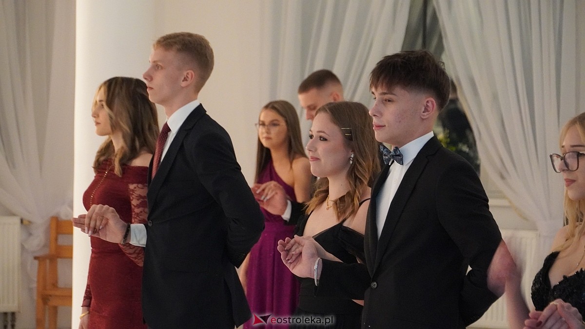 Studniówka uczniów I LO CN-B im. Polskich Spadochroniarzy w Ostrołęce [24.01.2026]] - zdjęcie #89 - eOstroleka.pl