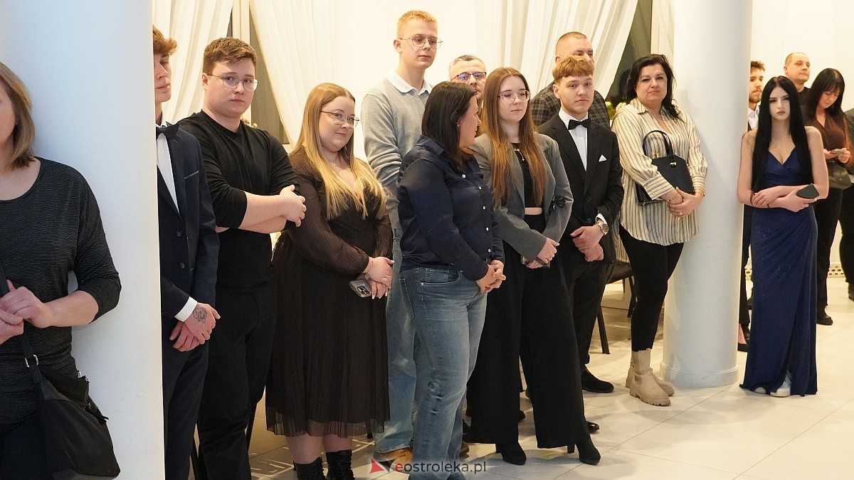 Studniówka uczniów I LO CN-B im. Polskich Spadochroniarzy w Ostrołęce [24.01.2026]] - zdjęcie #81 - eOstroleka.pl