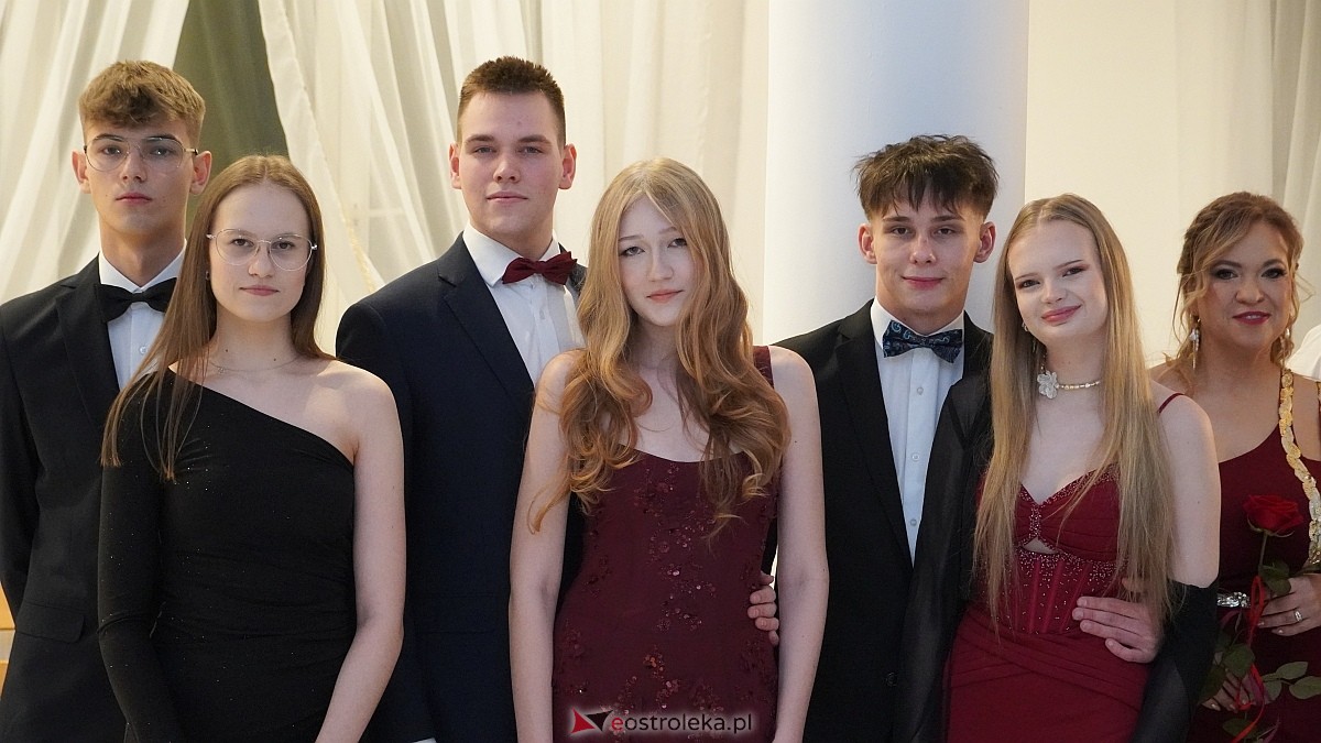 Studniówka uczniów I LO CN-B im. Polskich Spadochroniarzy w Ostrołęce [24.01.2026]] - zdjęcie #64 - eOstroleka.pl