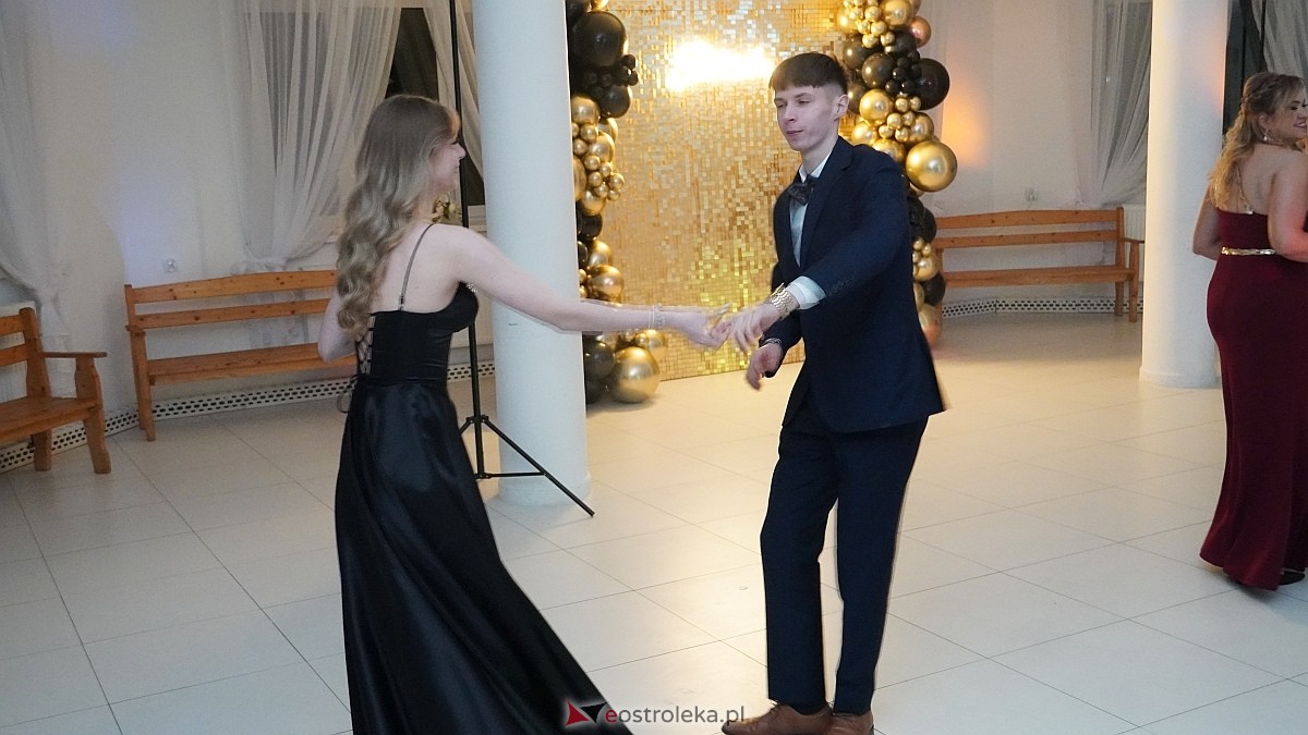 Studniówka uczniów I LO CN-B im. Polskich Spadochroniarzy w Ostrołęce [24.01.2026]] - zdjęcie #37 - eOstroleka.pl