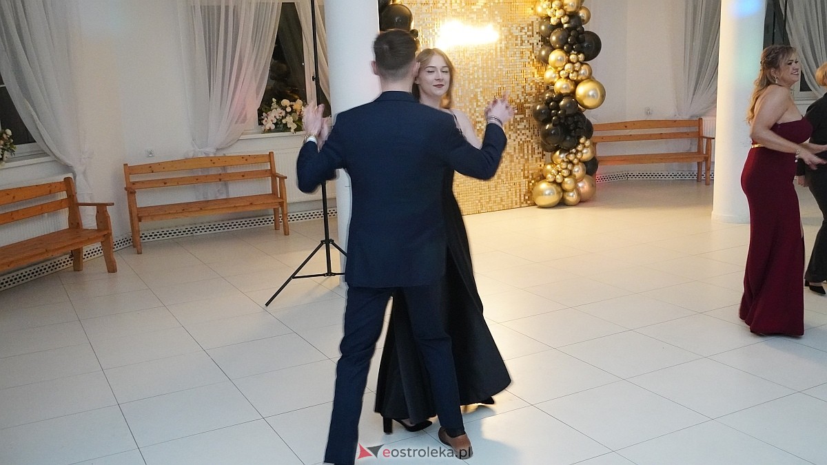 Studniówka uczniów I LO CN-B im. Polskich Spadochroniarzy w Ostrołęce [24.01.2026]] - zdjęcie #36 - eOstroleka.pl