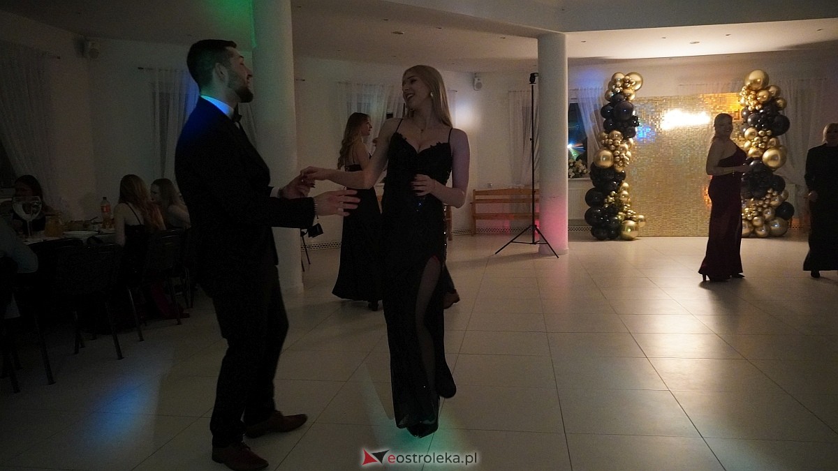 Studniówka uczniów I LO CN-B im. Polskich Spadochroniarzy w Ostrołęce [24.01.2026]] - zdjęcie #33 - eOstroleka.pl