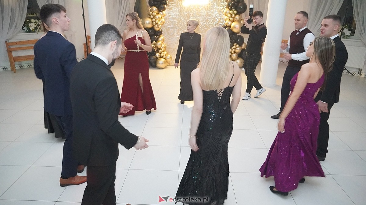 Studniówka uczniów I LO CN-B im. Polskich Spadochroniarzy w Ostrołęce [24.01.2026]] - zdjęcie #30 - eOstroleka.pl