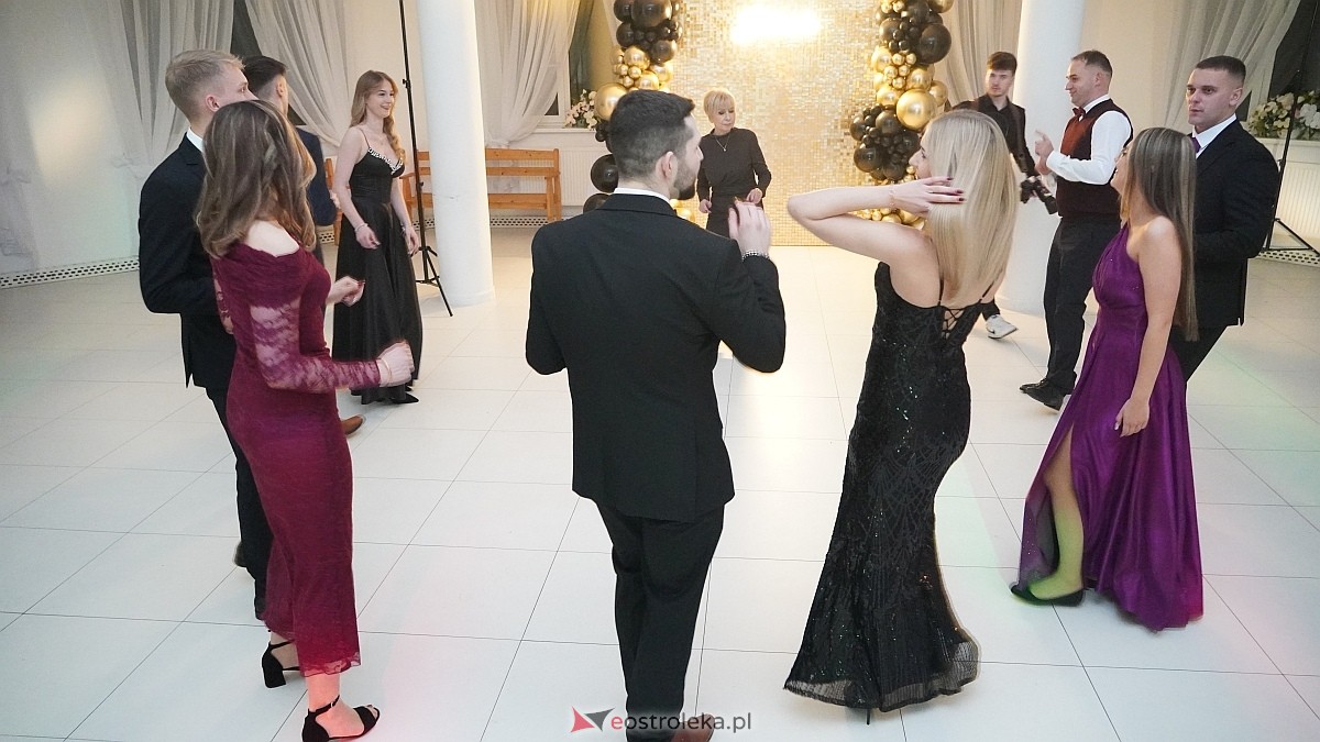 Studniówka uczniów I LO CN-B im. Polskich Spadochroniarzy w Ostrołęce [24.01.2026]] - zdjęcie #28 - eOstroleka.pl