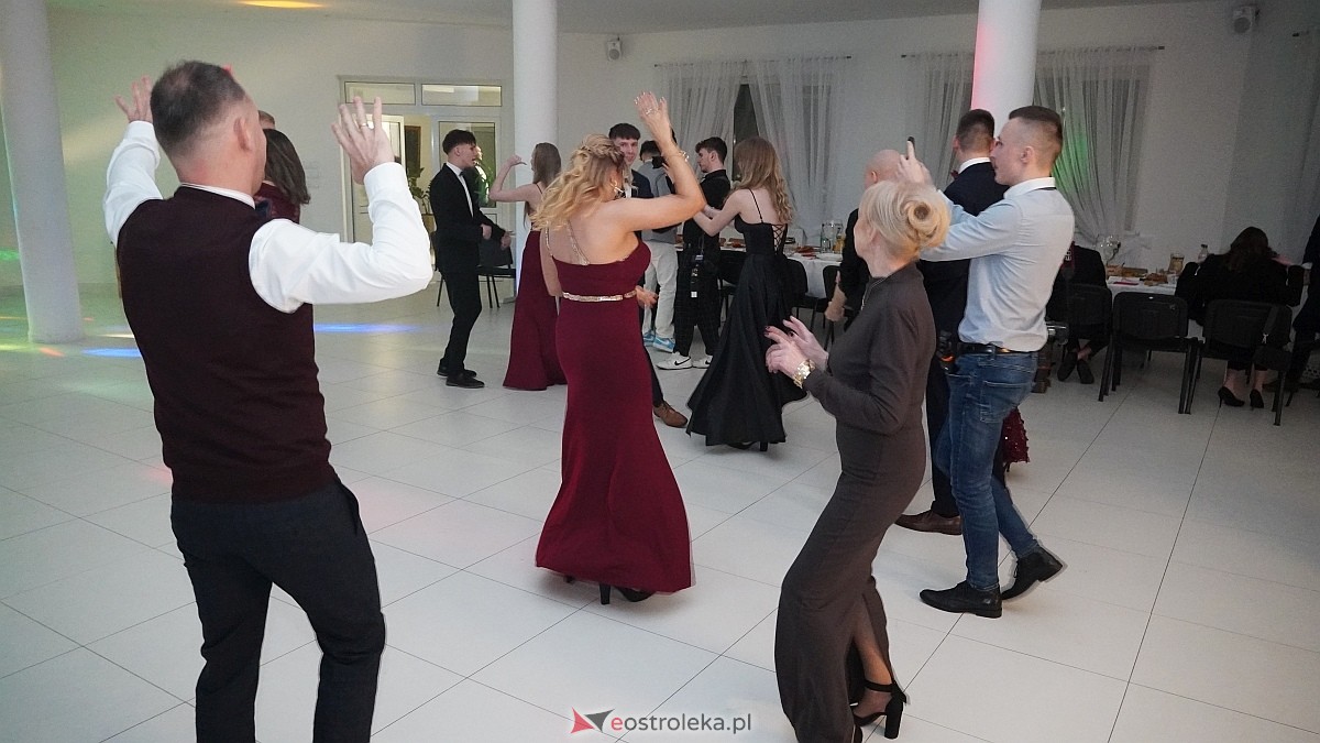 Studniówka uczniów I LO CN-B im. Polskich Spadochroniarzy w Ostrołęce [24.01.2026]] - zdjęcie #23 - eOstroleka.pl