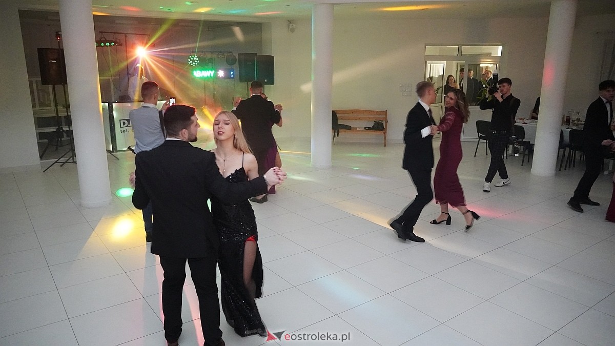 Studniówka uczniów I LO CN-B im. Polskich Spadochroniarzy w Ostrołęce [24.01.2026]] - zdjęcie #22 - eOstroleka.pl